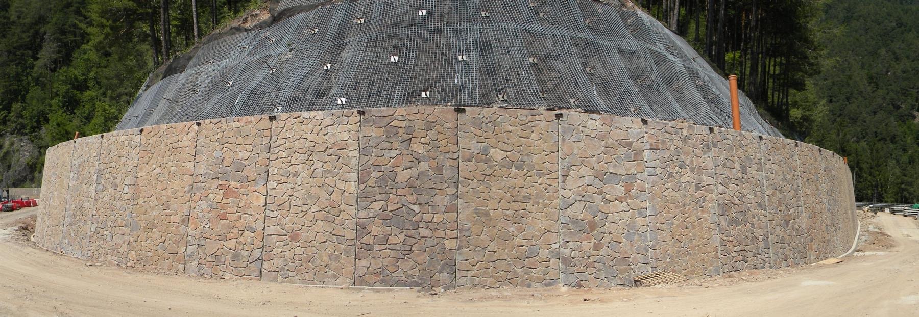 Stützmauer aus Stahlbeton Fertigteil